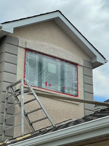 stucco contractors in Calgary repairing siding